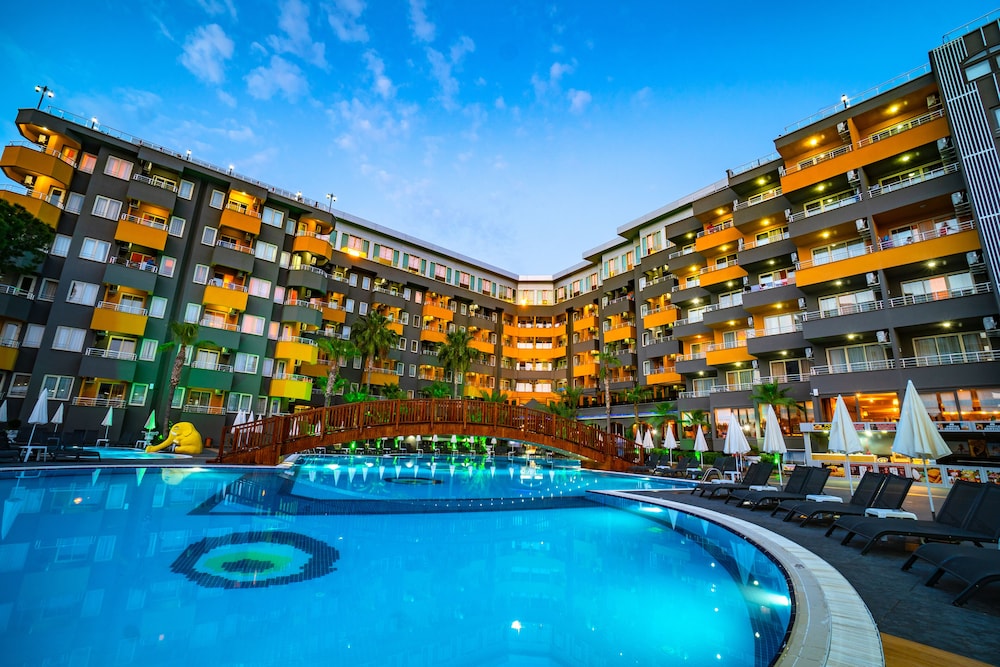 Senza Grand Santana Hotel - All inclusive — Hotel building in Alanya