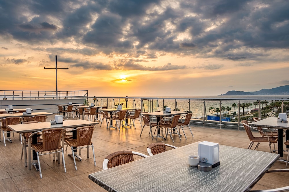 Senza Grand Santana Hotel - All inclusive — Restaurant & bars in Alanya
