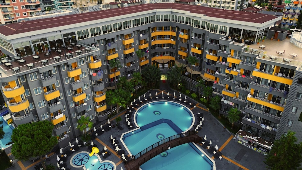 Senza Grand Santana Hotel - All inclusive — Hotel building in Alanya