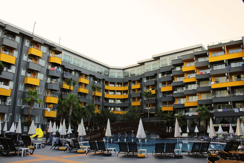 Senza Grand Santana Hotel - All inclusive — Hotel building in Alanya