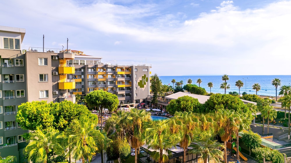Senza Grand Santana Hotel - All inclusive — Hotel building in Alanya