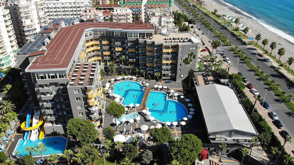 Senza Grand Santana Hotel - All inclusive — Hotel building in Alanya