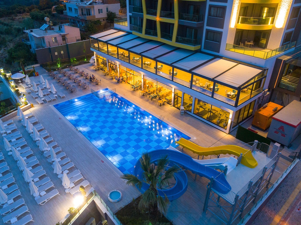 Campus Hill Hotel — Swimming pool in Alanya