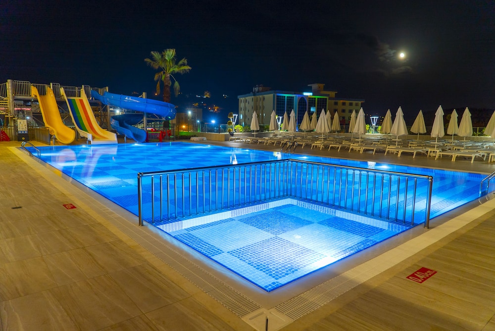 Campus Hill Hotel — Swimming pool in Alanya