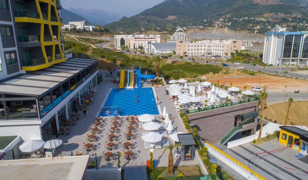 Campus Hill Hotel — Swimming pool in Alanya