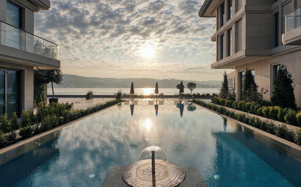 Mandarin Oriental Bosphorus, Istanbul — Swimming pool in Istanbul, Istanbul