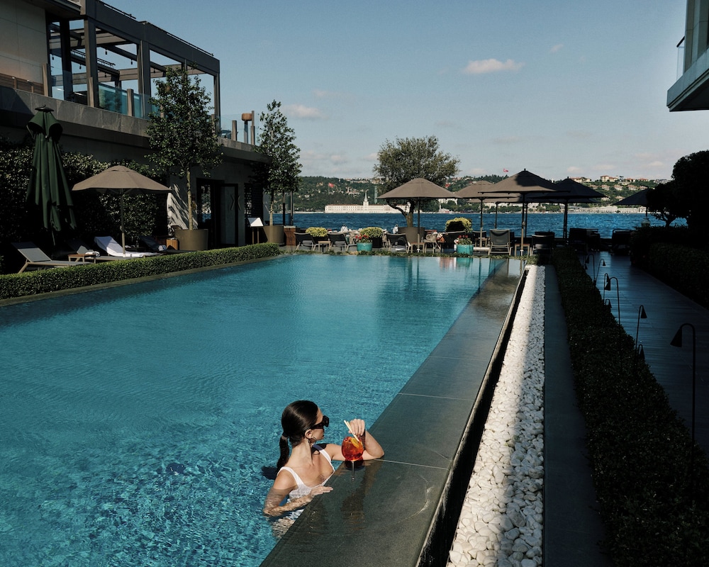 Mandarin Oriental Bosphorus, Istanbul — Swimming pool in Istanbul, Istanbul