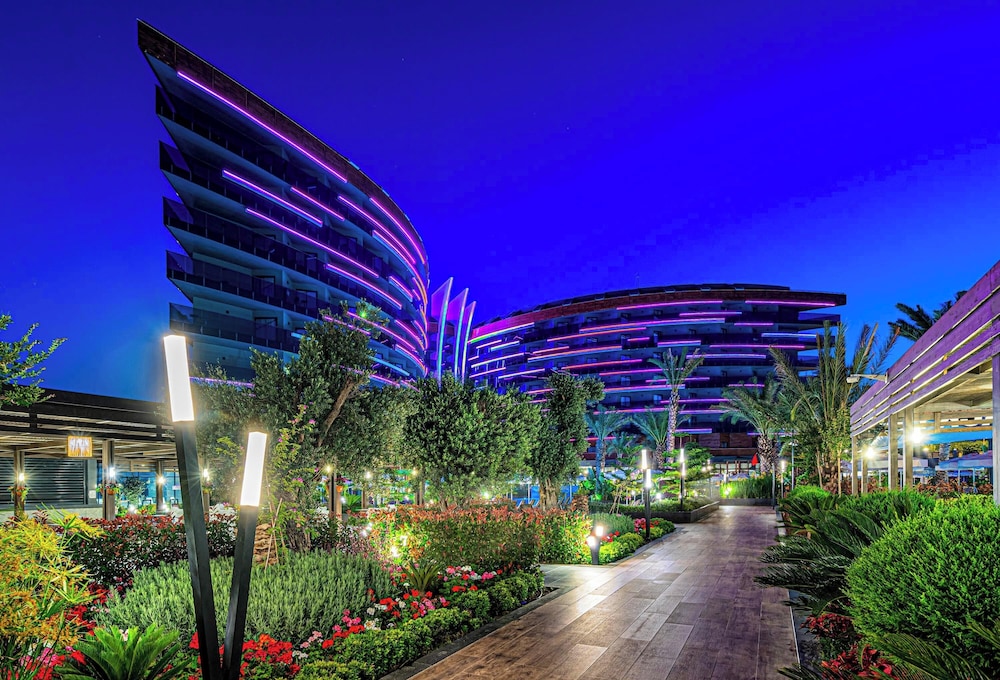 Calyptus Kirman Premium - Ultra All Inclusive — Hotel building in Side