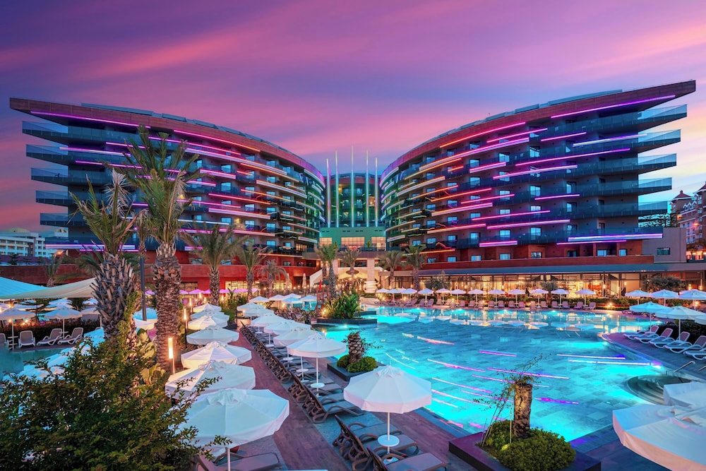 Calyptus Kirman Premium - Ultra All Inclusive — Hotel building in Side
