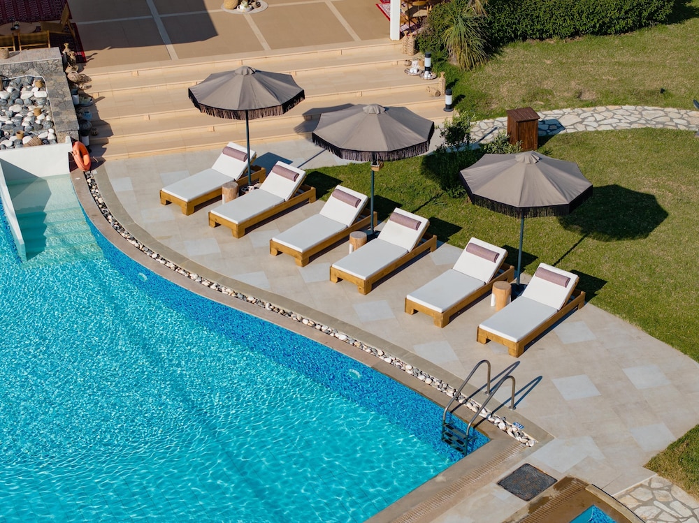 Restia — Swimming pool in Acharavi, Ionian Islands