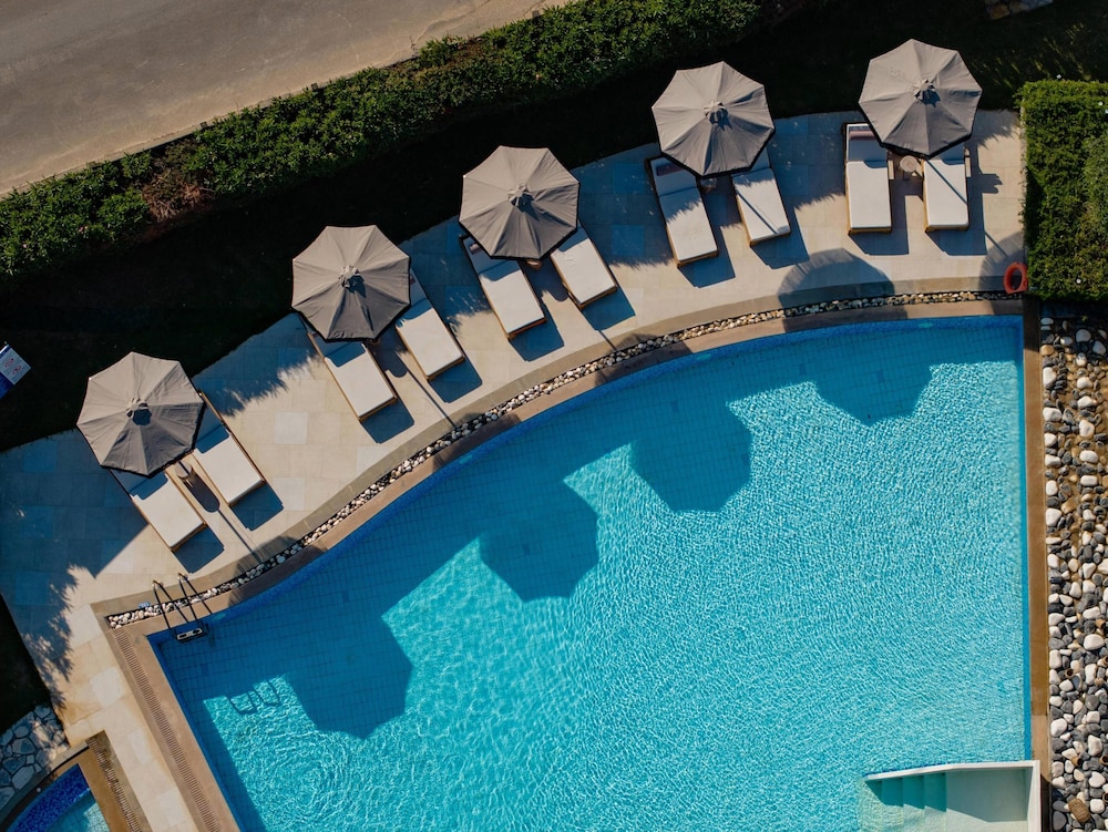 Restia — Swimming pool in Acharavi, Ionian Islands