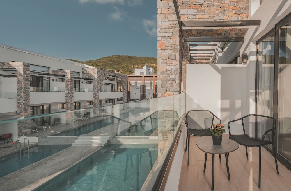 Cavo Suites — Swimming pool in Kalamaki (Zakynthos), Ionian Islands