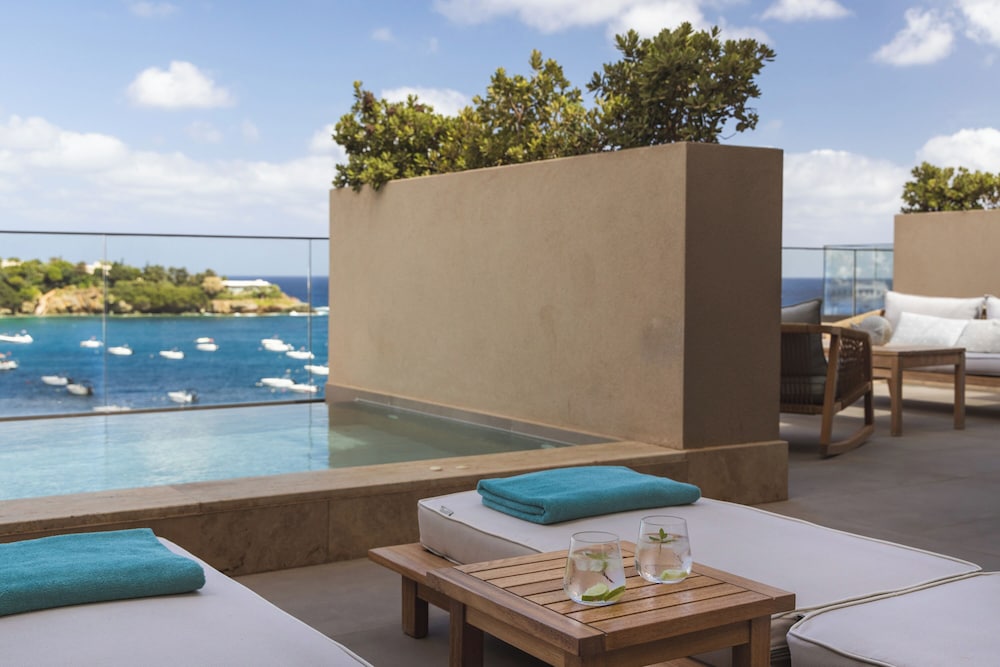 Castello Infinity Suites - Adults Only — Swimming pool in Lygaria