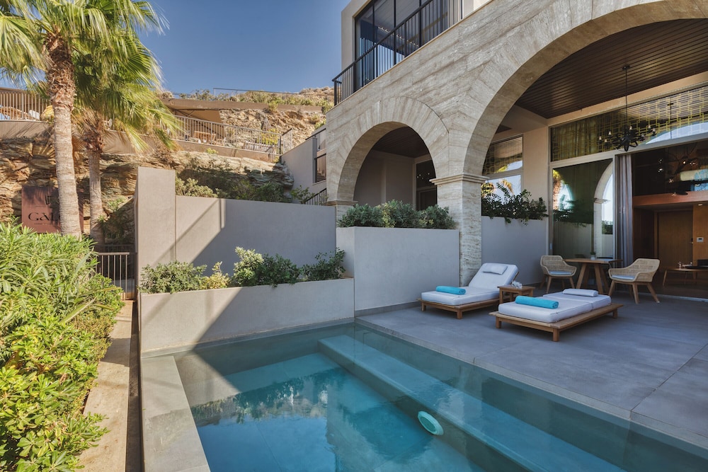 Castello Infinity Suites - Adults Only — Swimming pool in Lygaria