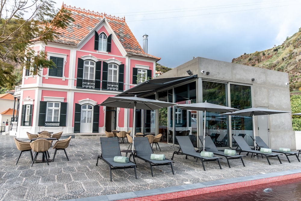 1905 Zino's Palace — Hotel building in Ponta do Sol, Madeira