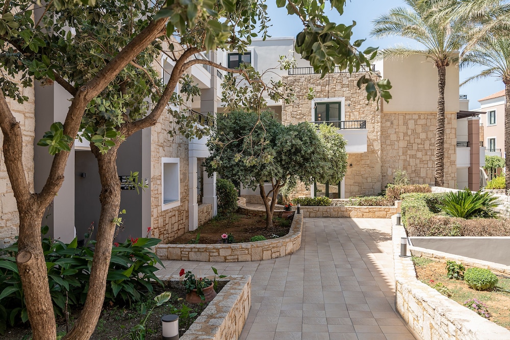 Elia Platanias — Hotel building in Platanias