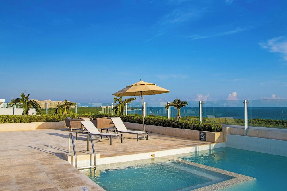 Residence Inn by Marriott Cancun Hotel Zone — Swimming pool in Cancun, Quintana Roo