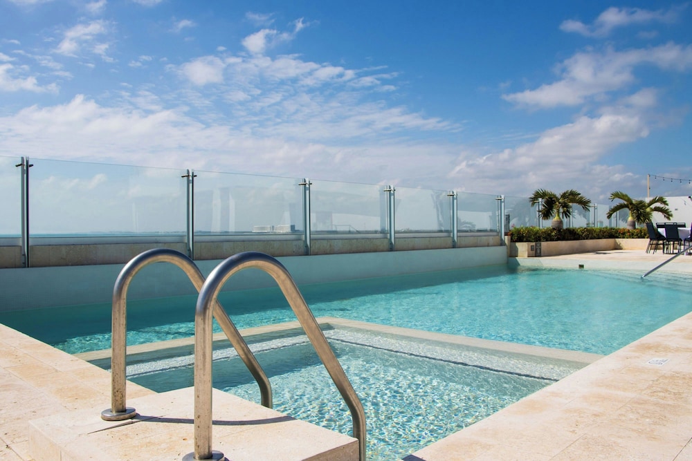 Residence Inn by Marriott Cancun Hotel Zone — Swimming pool in Cancun, Quintana Roo
