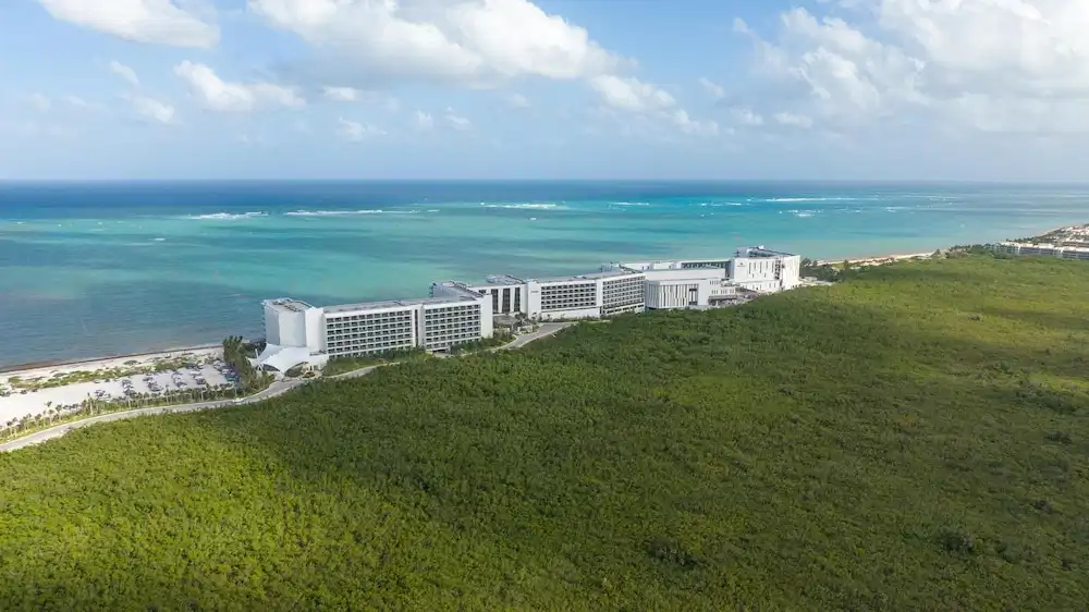 Hilton Cancun, an All-Inclusive Resort — Hotel building in Puerto Morelos, Quintana Roo