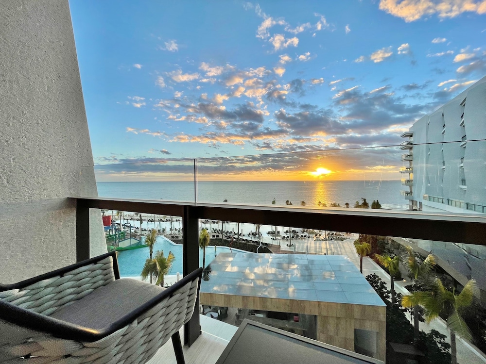 Hilton Cancun, an All-Inclusive Resort — Hotel building in Puerto Morelos, Quintana Roo