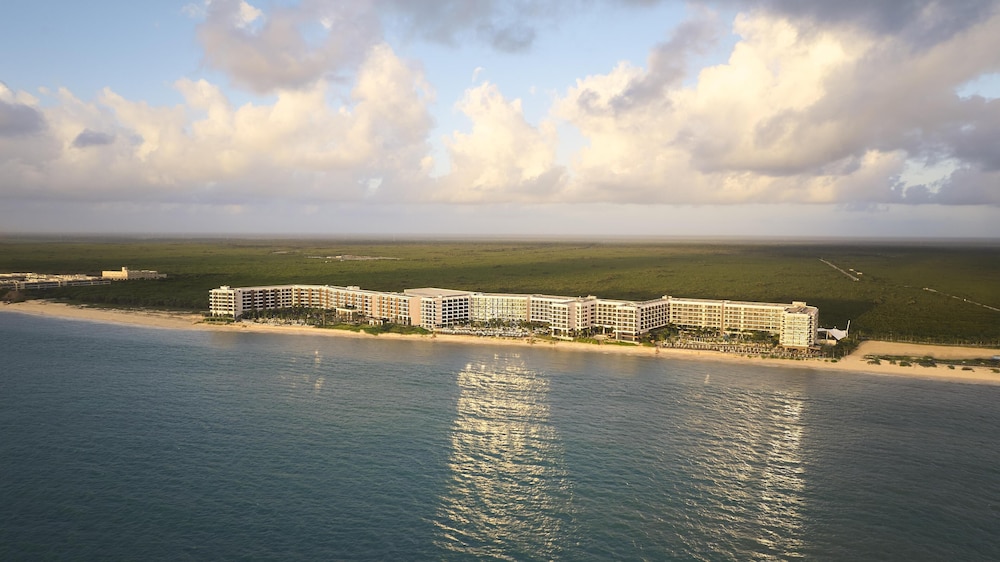 Hilton Cancun, an All-Inclusive Resort — Hotel building in Puerto Morelos, Quintana Roo