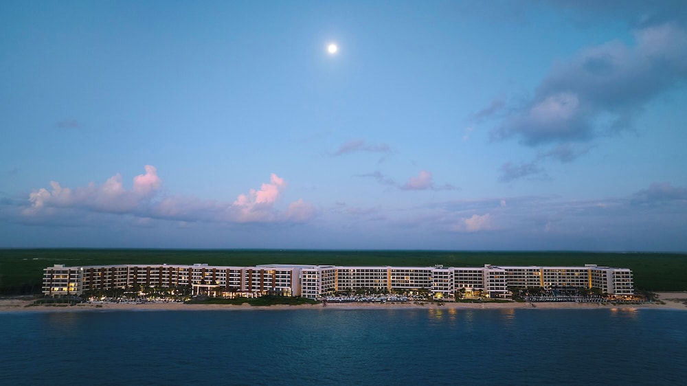 Hilton Cancun, an All-Inclusive Resort — Hotel building in Puerto Morelos, Quintana Roo