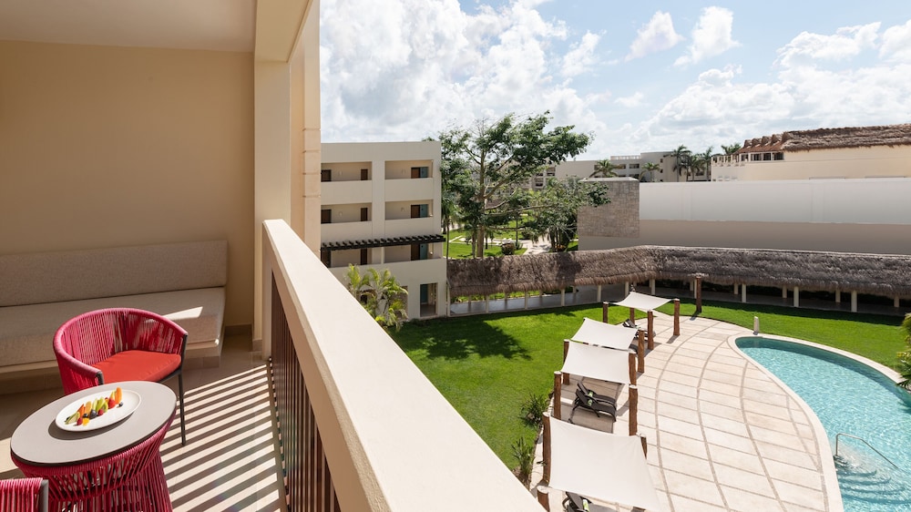 Dreams Puerto Morelos Resort & Spa - All Inclusive — Hotel building in Puerto Morelos, Quintana Roo