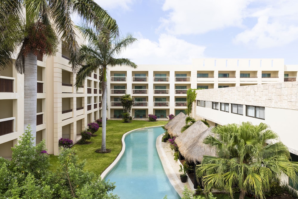Dreams Puerto Morelos Resort & Spa - All Inclusive — Hotel building in Puerto Morelos, Quintana Roo