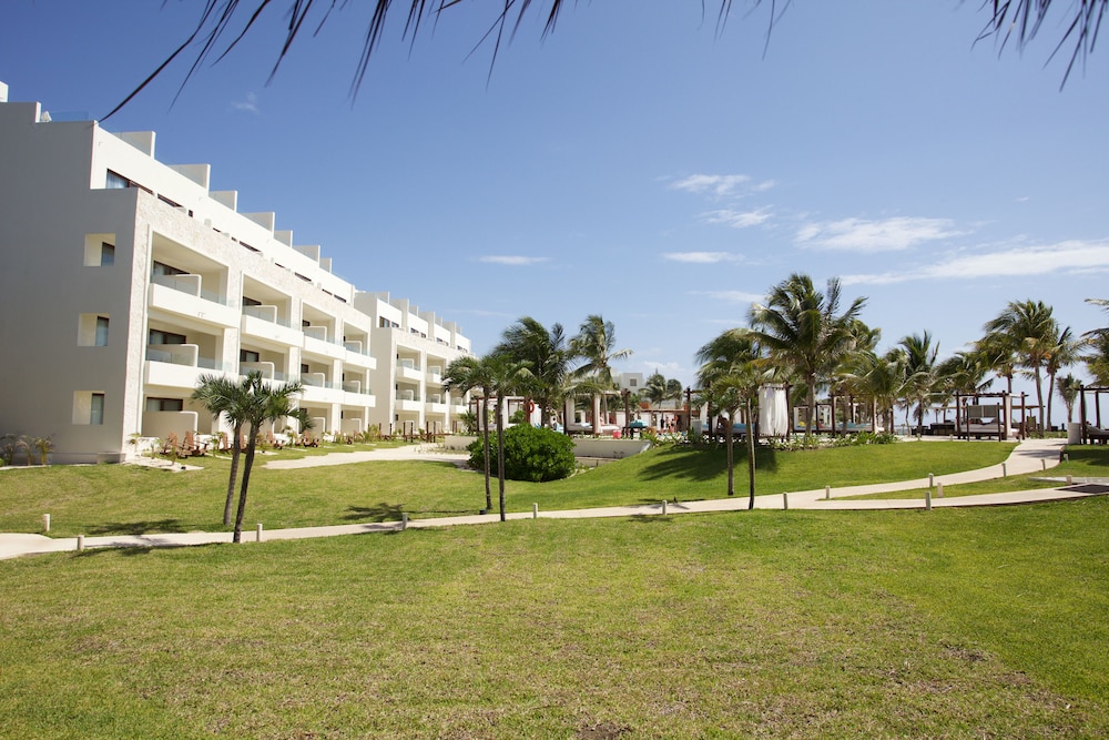 Akumal Bay Beach & Spa Resort All Inclusive — Hotel building in Akumal, Quintana Roo