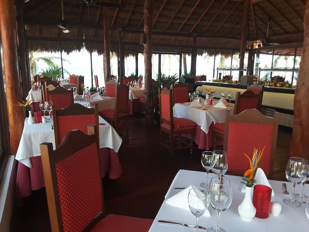 Akumal Bay Beach & Spa Resort All Inclusive — Restaurant & bars in Akumal, Quintana Roo