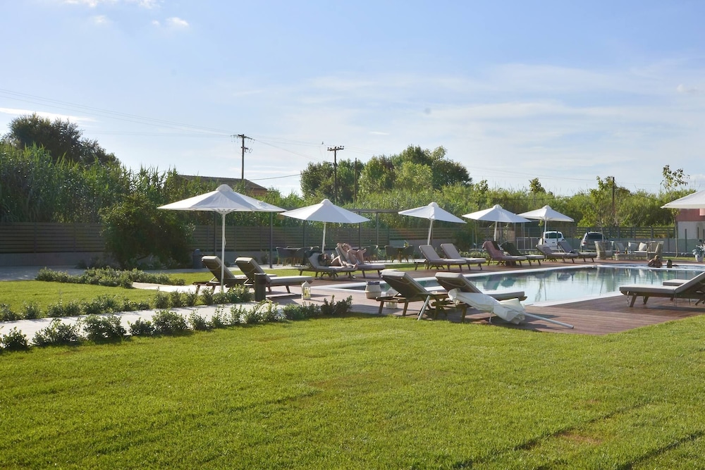 V Luxury Suites — Swimming pool in Perama (Corfu), Ionian Islands