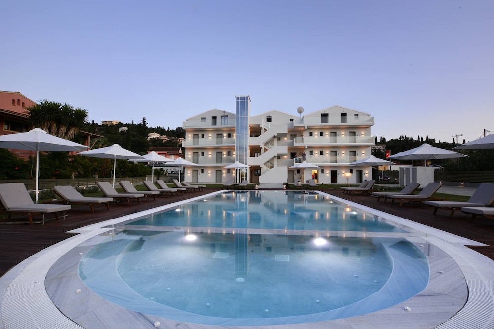 V Luxury Suites — Swimming pool in Perama (Corfu), Ionian Islands