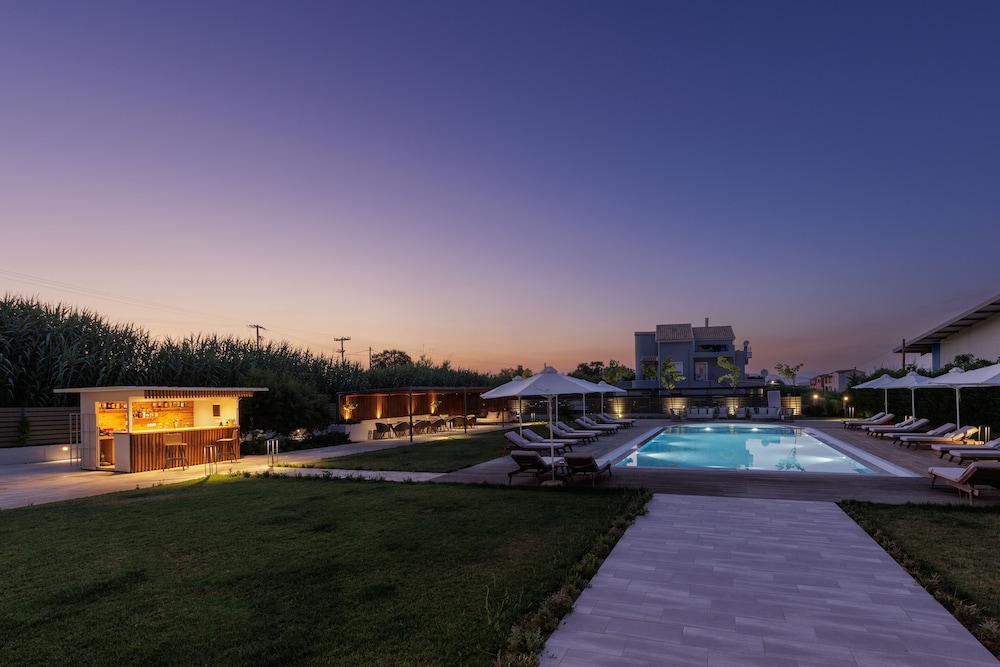 V Luxury Suites — Swimming pool in Perama (Corfu), Ionian Islands