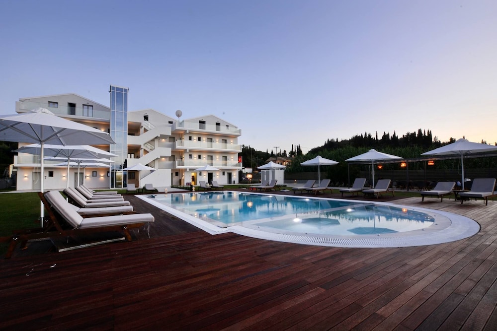 V Luxury Suites — Swimming pool in Perama (Corfu), Ionian Islands