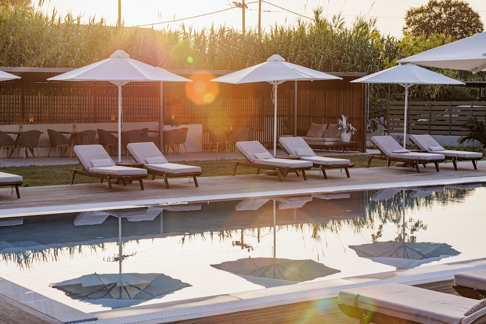 V Luxury Suites — Swimming pool in Perama (Corfu), Ionian Islands