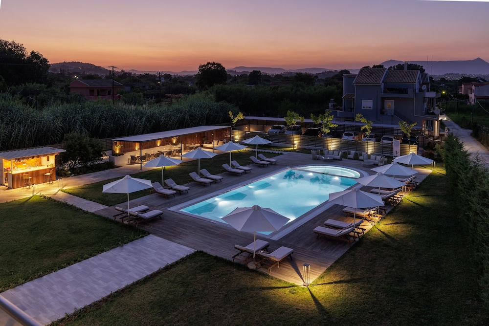 V Luxury Suites — Swimming pool in Perama (Corfu), Ionian Islands