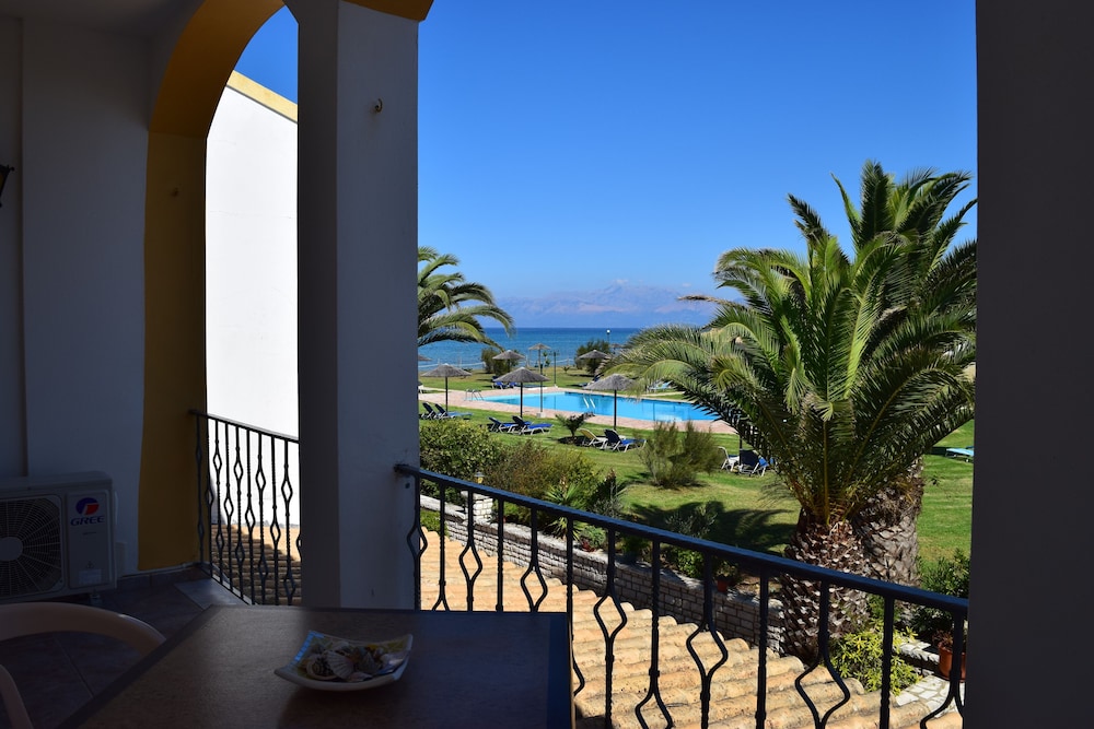 S&C Kosmos Beach Resort — Swimming pool in Roda, Ionian Islands