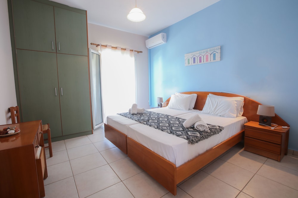 S&C Kosmos Beach Resort — Hotel rooms in Roda, Ionian Islands