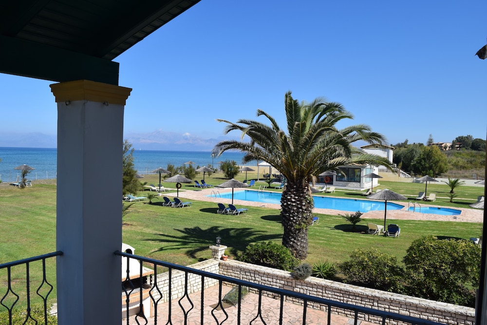 S&C Kosmos Beach Resort — Swimming pool in Roda, Ionian Islands