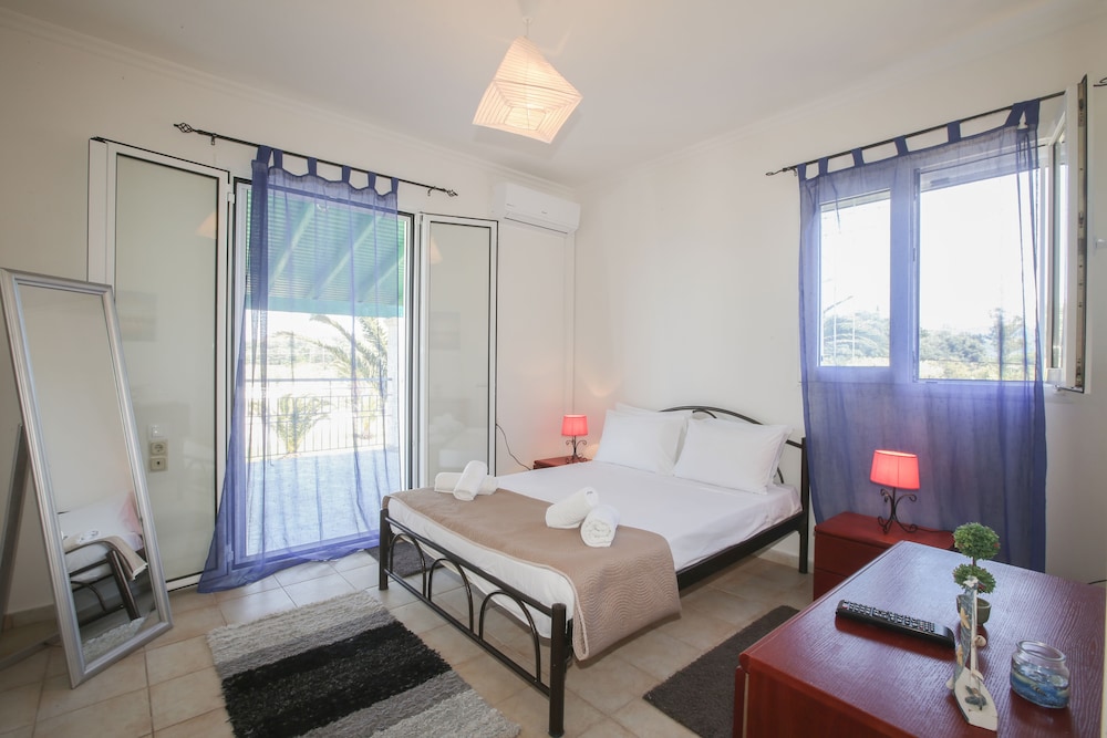S&C Kosmos Beach Resort — Hotel rooms in Roda, Ionian Islands