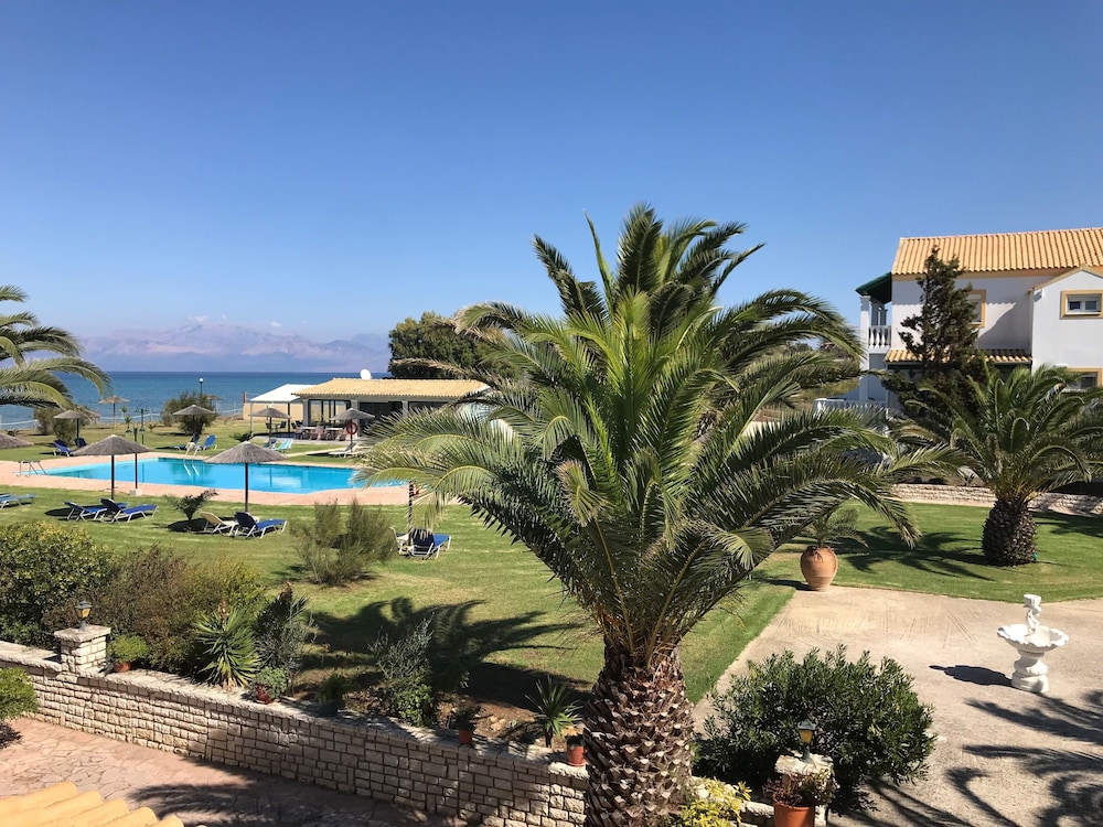 S&C Kosmos Beach Resort — Swimming pool in Roda, Ionian Islands