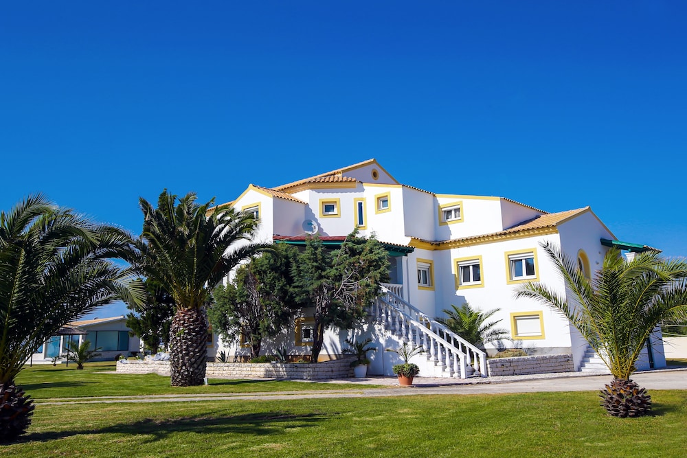 S&C Kosmos Beach Resort — Hotel building in Roda, Ionian Islands