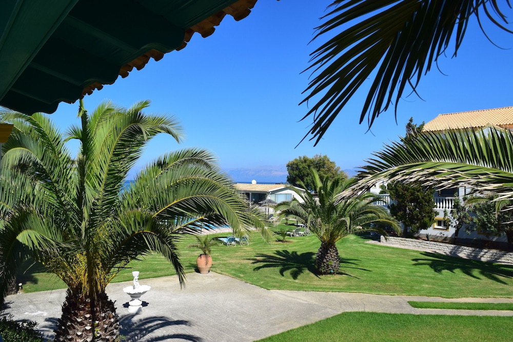 S&C Kosmos Beach Resort — Hotel building in Roda, Ionian Islands