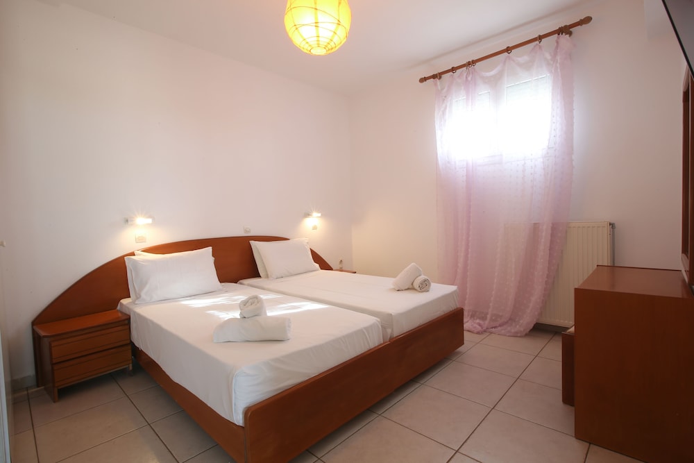 S&C Kosmos Beach Resort — Hotel rooms in Roda, Ionian Islands