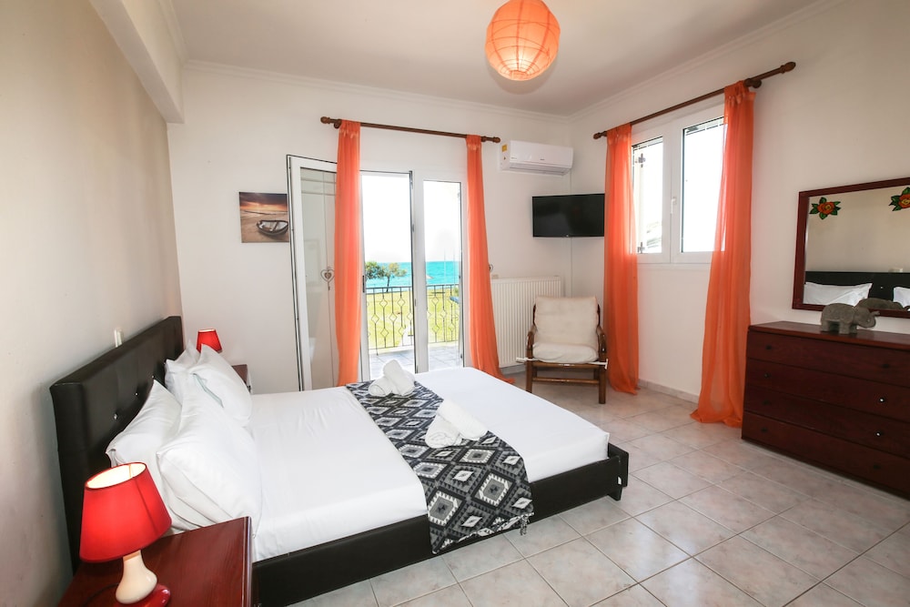 S&C Kosmos Beach Resort — Hotel rooms in Roda, Ionian Islands