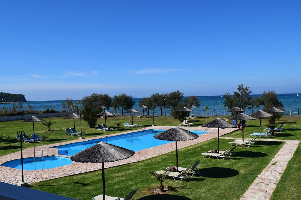S&C Kosmos Beach Resort — Swimming pool in Roda, Ionian Islands