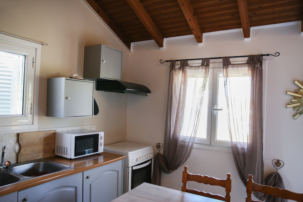 S&C Kosmos Beach Resort — Hotel rooms in Roda, Ionian Islands