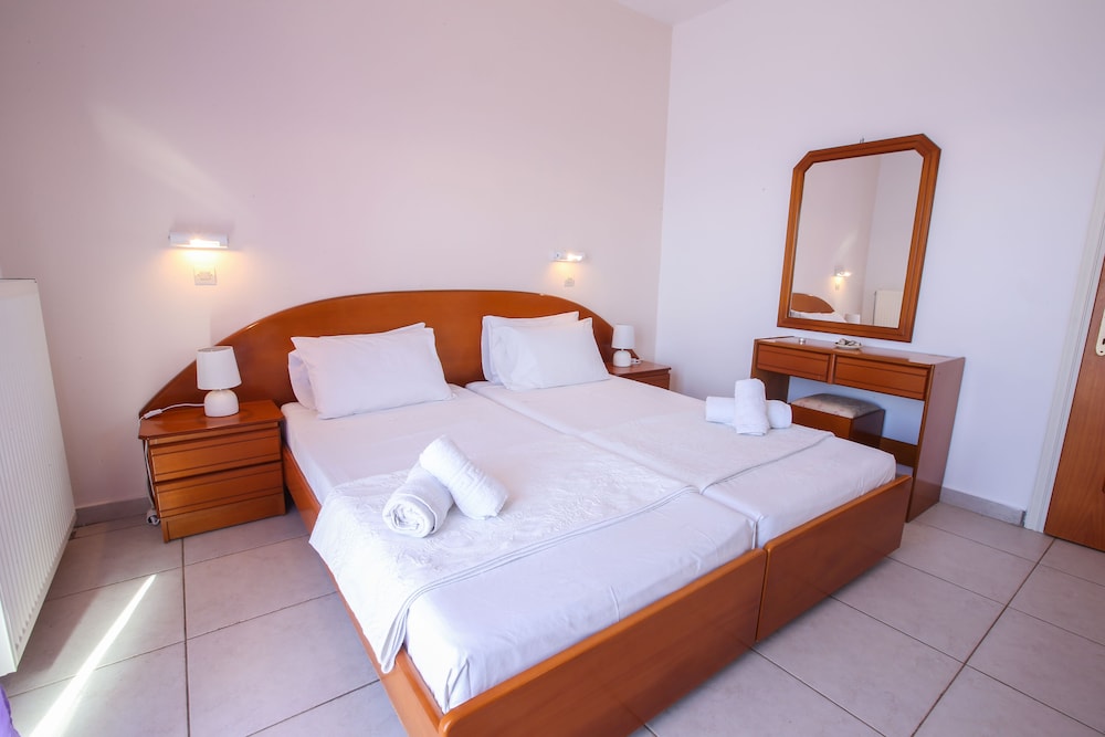 S&C Kosmos Beach Resort — Hotel rooms in Roda, Ionian Islands