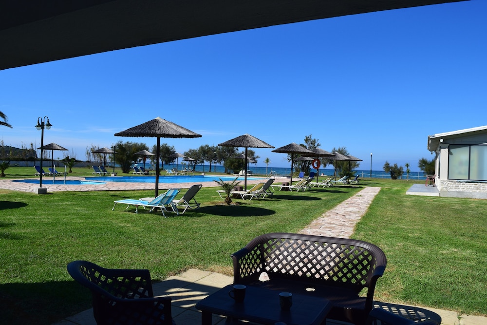 S&C Kosmos Beach Resort — Swimming pool in Roda, Ionian Islands