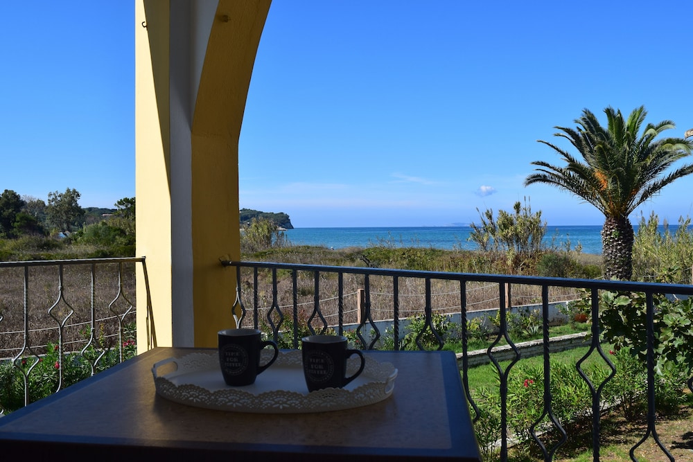 S&C Kosmos Beach Resort — Hotel rooms in Roda, Ionian Islands